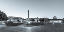 Panorama Schlossplatz in Stuttgart bei Nacht - monochrom von dieterich-fotografie