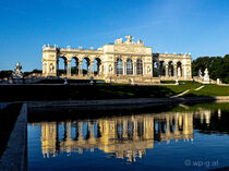 Gloriette - Schönbrunn Vienna „Spiegelung im Morgenlicht“ von Franz Grolig