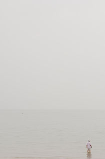 'Fisherman on the beach, South Korea.' von Tom Hanslien