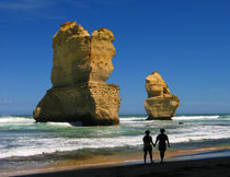 Beach romance couple, Australia von Tom Dempsey