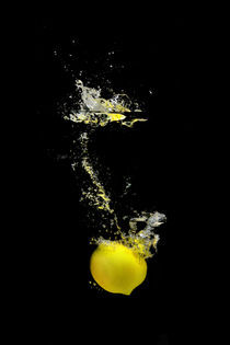 Lemon thrown in water by Tomer Burmad