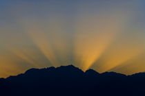 Godrays at sunset over Mount Constance von Ed Book