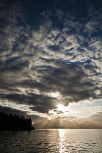 Godrays at sunset over the Olympic Mountains von Ed Book