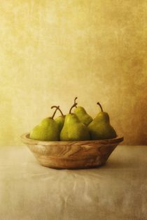 Pears in a wooden bowl von Priska  Wettstein