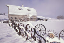NA, USA, Washington, Uniontown White barn and wheel fence in snow of winter PR von Danita Delimont