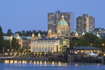 The Parliament Buliding lit up at the inner harbour at Victoria British Columbia von Danita Delimont