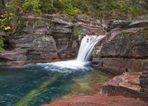 Deadwood Falls on Reynolds Creek in autumn in Glacier National Park in Montana von Danita Delimont