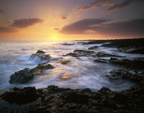 USA, Hawaii, Big Island, Dramatic sunset along coast from near Kona von Danita Delimont