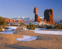 ARCHES NATIONAL PARK, UTAH. USA. Balanced Rock at sunset in winter von Danita Delimont