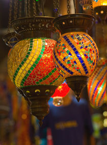 Vendor in Spice Market offerring colorful Stained Glass Lamps, Istanbul Turkey von Danita Delimont