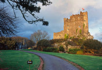 Wales, A private castle near St. David's Cathedral in golden afternoon light von Danita Delimont