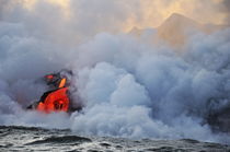 Steam rising off lava flowing into ocean, Kilauea Volcano, Hawaii Islands, United States von Sami Sarkis Photography