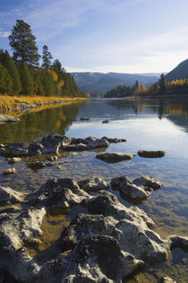 Clouds and distant mountains reflected in rocky Kootenai River, Montana, USA. von Panoramic Images