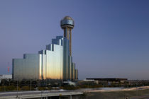 Tower behind a building in a city, Reunion Tower, Dallas, Texas, USA von Panoramic Images