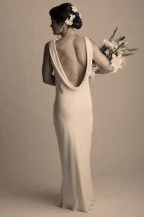 Rear view of a bride holding a bouquet of flowers von Panoramic Images