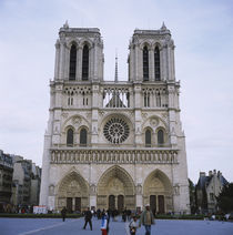 People walking in front of a cathedral, Notre Dame De Paris, Paris, France von Panoramic Images