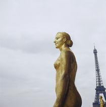 Gilded statue of a woman with a tower in the background von Panoramic Images