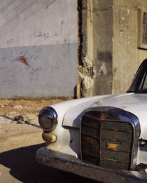 Rusty car in front of a building, Syria von Panoramic Images