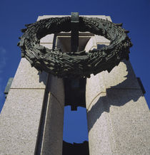 Low angle view of a monument, National World War II Memorial, Washington DC, USA von Panoramic Images