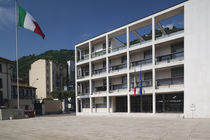 Italian flag in front of a building von Panoramic Images