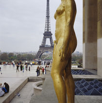 Gilded statue of a woman with a tower in the background von Panoramic Images