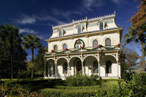 Garden in front of a museum von Panoramic Images