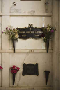 Memorial plaque of Rudolf Valentino in Hollywood Forever Cemetery von Panoramic Images