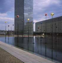 Pond in front of a building, La Defense, Paris, France von Panoramic Images