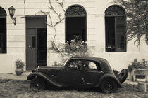 Vintage car parked in front of a house von Panoramic Images