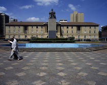 Statue of Jomo Kenyatta with a courthouse in the background von Panoramic Images