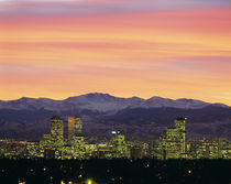 Skyline and mountains at dusk, Denver, Colorado, USA von Panoramic Images