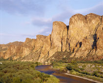Rock formations in front of a river, Salt River, Phoenix, Arizona, USA von Panoramic Images