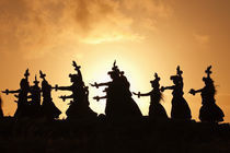 Silhouette of hula dancers at sunrise, Molokai, Hawaii, USA von Panoramic Images