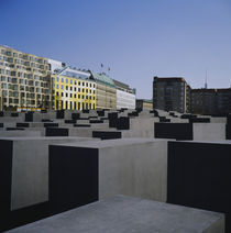 Memorial in front of buildings von Panoramic Images