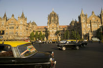 Traffic in front of a railroad station von Panoramic Images