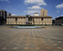 Statue of Jomo Kenyatta with a courthouse in the background von Panoramic Images