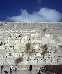 Group of people praying in front of a wall, Western Wall, Jerusalem, Israel von Panoramic Images