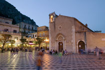 Town square lit up at dusk, Piazza IX Aprile, Taormina, Sicily, Italy von Panoramic Images