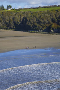 Walkers on Stradbally Strand, the Copper Coast, County Waterford, Ireland von Panoramic Images