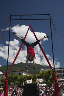 People watching an acrobat street performer von Panoramic Images