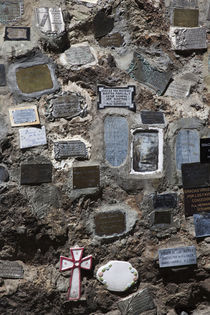 Memorial plaques on a stone wall at a shrine von Panoramic Images