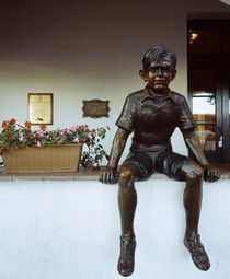 Statue of a boy on a ledge, Birthplace of Che Guevara, Rosario, Argentina von Panoramic Images