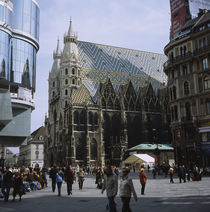 Tourists walking at a town square in front of a cathedral von Panoramic Images