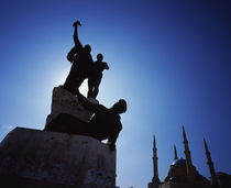 Silhouette of statues with a mosque in the background von Panoramic Images