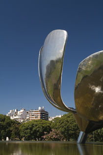 Low angle view of a flower sculpture von Panoramic Images