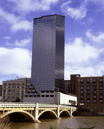 USA, Michigan, Grand Rapids, Skyscraper along a river von Panoramic Images