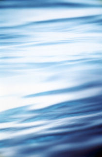 Light reflected on blue rippled water von Panoramic Images