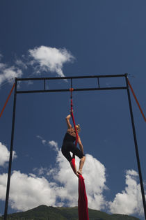 Acrobat street performer performing with textile von Panoramic Images