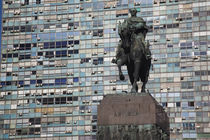 Statue of General Artigas with a building in the background von Panoramic Images