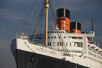 Rms Queen Mary cruise ship at a port von Panoramic Images